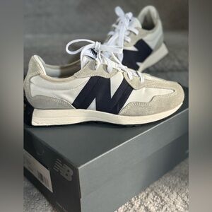 New Balance Kids’ 327 Sneakers Big Kids Size 5 (Silver Birch/Black)